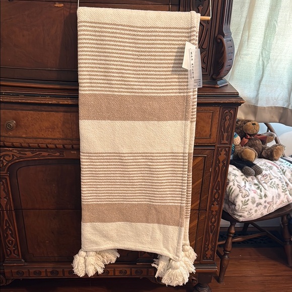 Max Studio Beige and White Striped Throw - Picture 1 of 4